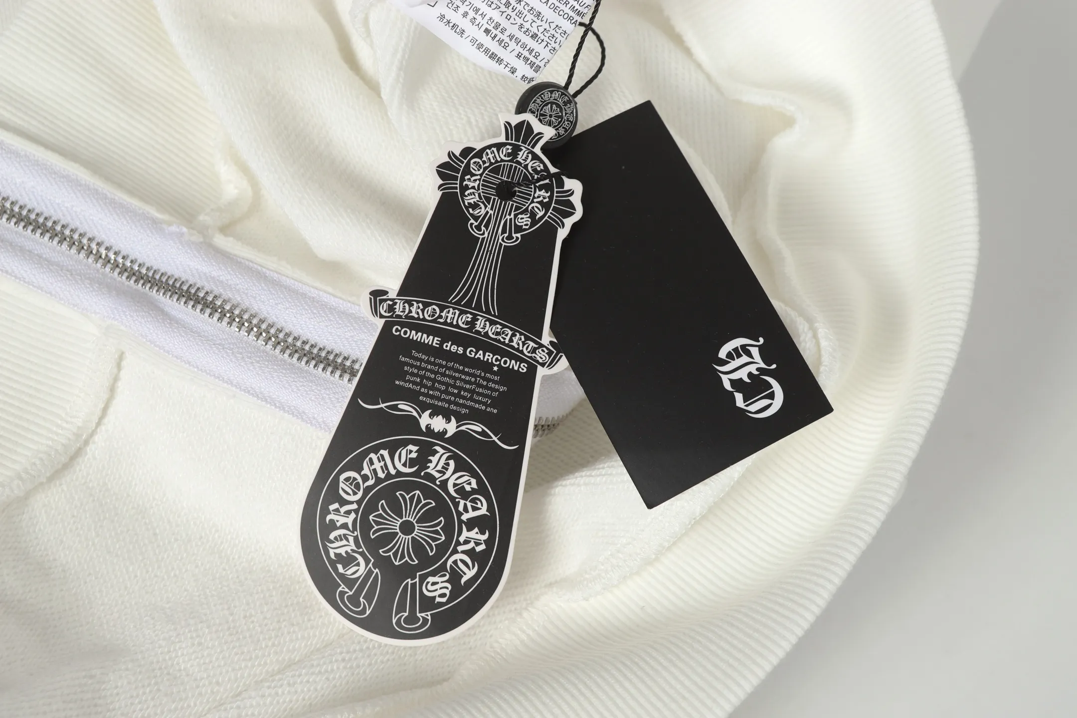 Q8—P230 -Chrome Hearts/Chrome Hearts printed zipper sweatshirt cardigan jacket -420 grams of high-density, high-quality wool, soft, delicate and skin-friendly, soft and silky to the touch, warm and skin-friendly -The hardware zipper accessories are all customized and full of details -Colour: black white -Size: S M L XL